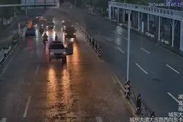 惊心动魄！车正在走着，他拉开车门跳了上去…图片