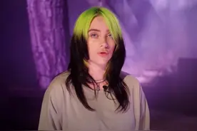 美国歌手“碧梨”在民主党大会上表演，呼吁不要投票给特朗普图片