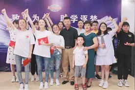 拥有隐形翅膀的“纪爸爸”为寒门学子插上 希望之翼 15年来 助百余名孩子 圆梦图片