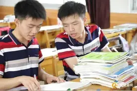 湖南双胞胎一个上清华一个上北大 父母做梦都笑醒图片