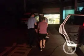 男子醉卧隧道口意识模糊，民警一路将他送进急诊室图片