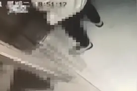 大爷在电梯内多次小便，把电梯当厕所了，民警称其精神没问题图片