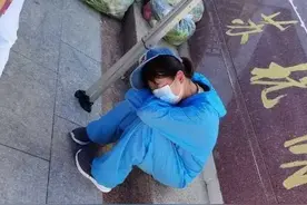 从清晨忙到深夜 她一张打盹儿照感动众网友图片
