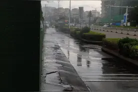 海口一工地围挡喷雾遭吐槽 总是让过路行人“一头雾水”图片