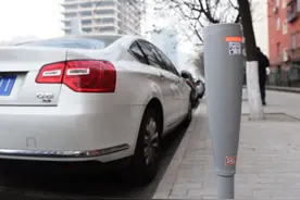 女子将车停在路边，自称因疫情无法回京，结果要交上万元停车费图片