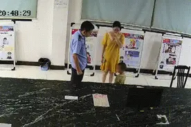 男子当着警察的面，打了儿子两巴掌后跪在地上......图片