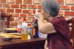 山东80岁老奶奶豪迈喝啤酒，自斟自饮霸气侧漏，真实身份令人称奇图片