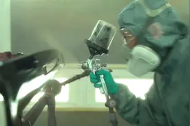 95后汽车喷漆工臧呈：烤房里的“美容师”图片