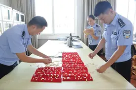 东阳警方7小时追回245件金首饰图片