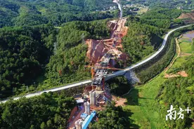 赣深铁路144米田龙特大桥连续梁顺利合龙，架梁通道“咽喉”工程成功打通图片