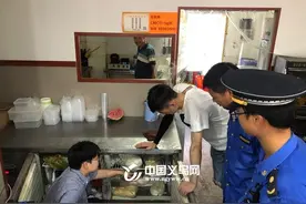 义乌义亭镇开展联合掌上执法 助推新开餐饮店规范化经营图片