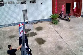 女士刚把洗好的内衣晾晒在家门口，就被一男子偷走图片