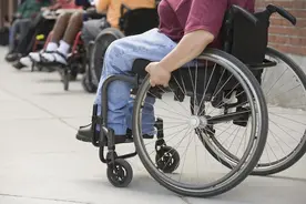 提一下行李，结果胸椎骨折！医生给她“打一针”当天就下地行走图片