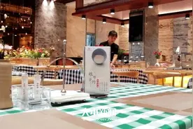 “阿姨，您请少点一个菜”酒店服务员帮顾客节约获赞图片