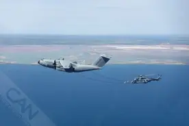 法国A400M对H225M直升机进行首次“软油管”空中加油图片
