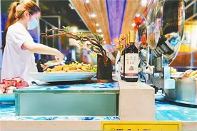 平顶山市卫东区自助餐店打出文明用餐提示牌：勤拿少取杜绝浪费图片