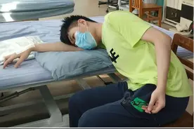22岁小伙一觉睡醒竟“手残”了！这个坏习惯很多人都有图片