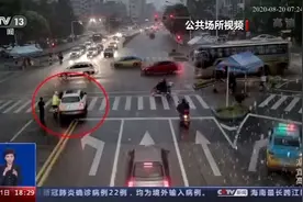 赞！湖北宜昌车辆“无人驾驶”冲向路口 辅警飞身拦车图片