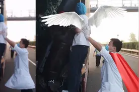 「紫牛头条」高速路突发车祸，医生托举护士扒窗输液救人，像极了超人与天使图片