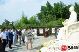 著名京剧表演艺术家于魁智、李胜素
来泰州瞻“梅像”、演“梅戏”图片