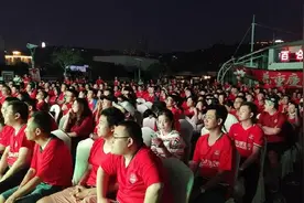 聚焦中超｜数百铁杆重庆球迷“第二现场”见证赛季首胜，进球后高喊“重庆雄起”图片