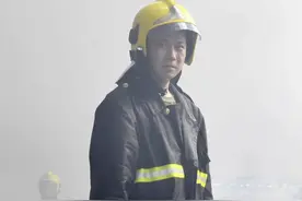 危难关头，他们挺身而出图片