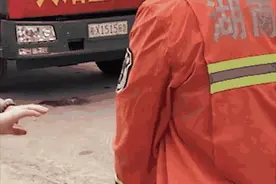 热心阿姨送水给消防员，哽咽留下一句话让网友狂赞图片