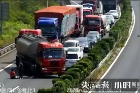 浙江夫妻“大战”搞瘫高速：撞护栏后180°掉头，下车当场对打！妻子大哭：他带了刀……图片
