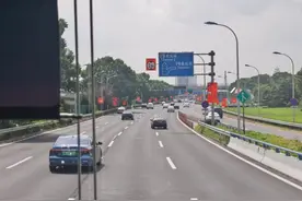 浦东机场昨起绕行旅客却后悔提早出门？联络线站点施工后指示牌密集到走错无门图片