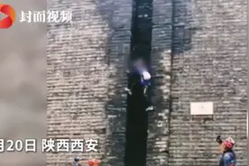 胆大妄为！男子爬西安古城墙拍照摔落，网友：损坏的墙体赔了吗？图片