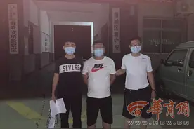 猖狂！4人违规营运渣土车拒绝检查 驾驶私家车并排围堵、冲撞执法车辆图片