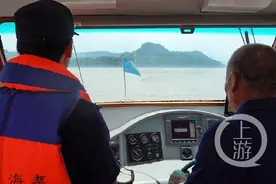 两货轮停航江心粮食殆尽 海巡艇劈波斩浪送“补给”图片