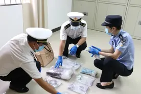 北海海关查获涉嫌违规携带宝石入境案，万余颗宝石总净重达13504.94克图片