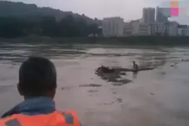 赌气跳江女子的81公里生死漂流：遇到过漩涡和水蛇，跳下去就后悔了图片