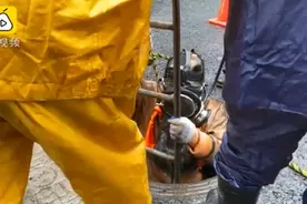 城市蛙人27年潜入下水道3000次，习惯了在漆黑水底用双手搬运垃圾图片