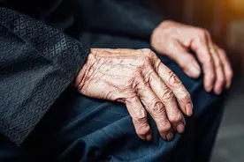 女儿拒绝赡养九旬老父，法院：支持！背后牵出一段不堪过往……图片