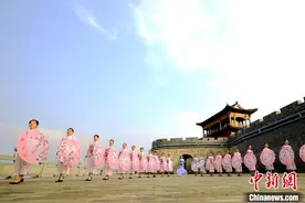江西吉水旗袍爱好者古城墙前旗袍秀图片