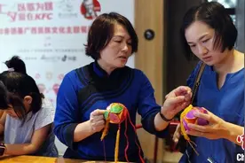 广西举办“七夕”文化体验活动 非遗传承人现场传授绣球制作技艺图片