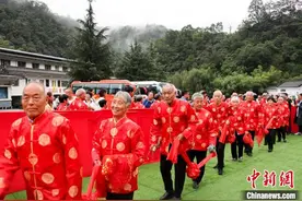 执子之手 与子偕老：28对金婚老人补办婚礼弥补遗憾图片