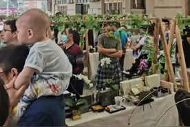 有人招呼喝奶茶，有人成“带头大哥”，还有神奇“忘年交”，欢迎来到夜市江湖图片