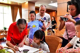 两笔画葡萄四笔画叶子“中华葡萄第一人”方凤富南山授课图片