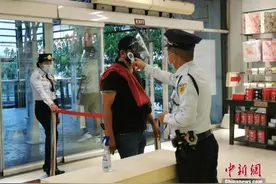 马尼拉要求市民进入商场戴口罩加面罩图片