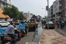 天津 一外卖小哥的电动车骑行中冒烟起火图片