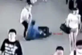 两名医学生跪地救人无效遭恶评，逝者家属：必须要说感谢图片