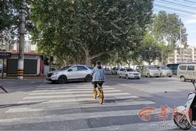 友谊东路这处行人红绿灯不亮 市民通行太不便图片