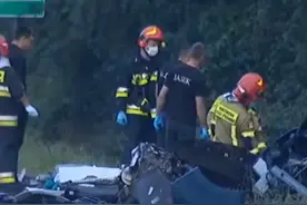 30秒 | 波兰发生严重交通事故！客车与大巴车正面相撞 致9人死亡图片