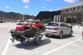 台州高速有轿车非法改装成“挂车”，牵引摩托艇上高速图片