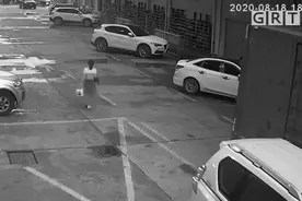 一女子蹲下系鞋带，瞬间惨遭货车碾压身亡图片