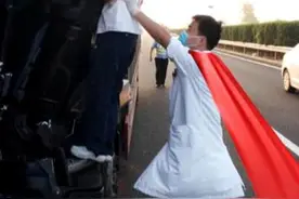 医生托举护士在货车上输液救人 网友：像极了天使与超人图片