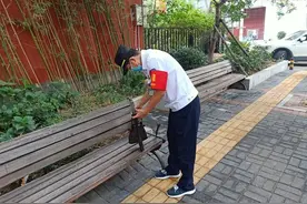 热心人在街头长椅上捡个包 失主竟是位九旬老人图片